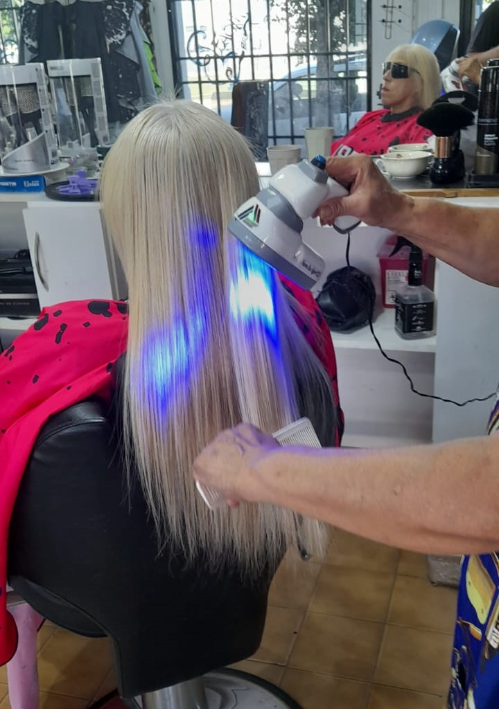 Estilista profesional creando un look perfecto